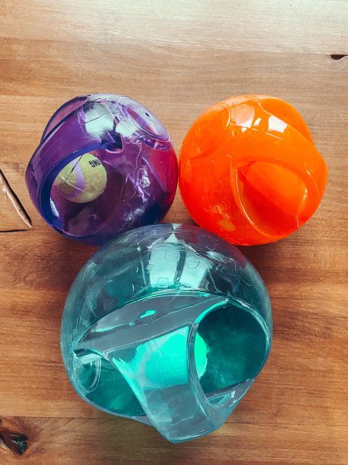 BAASJE - kleinschalig & huiselijk hondenpension - Kong jumbler ball gemengde kleuren - klein & groot