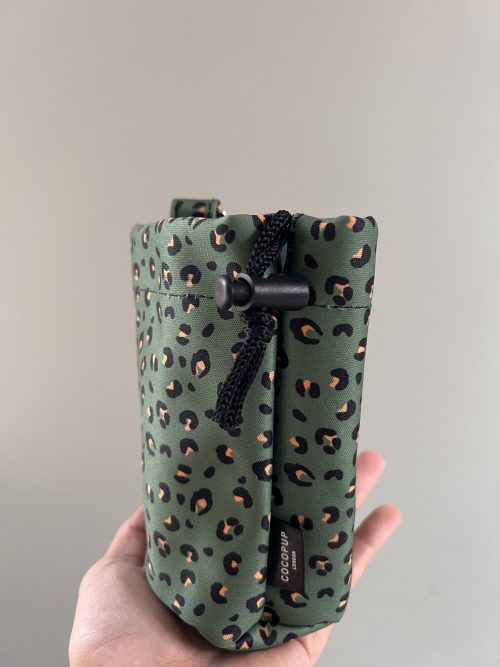 BAASJE - dierenoppas - Cocopup London - Drawstring Treat Pouch - Khaki Leopard1